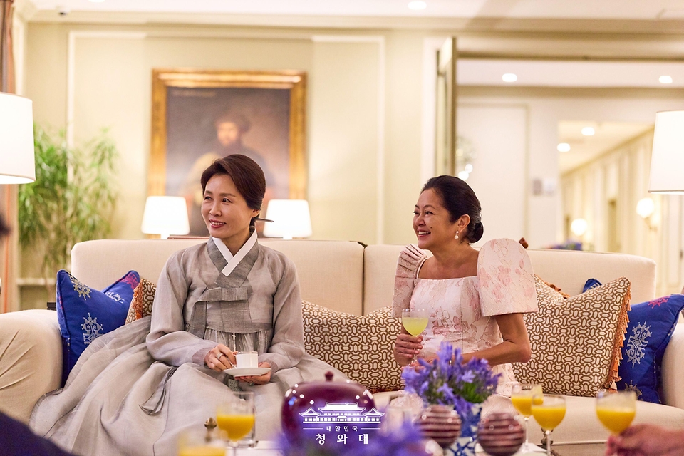 이재명 대통령과 필리핀을 국빈 방문 중인 김혜경 여사가 3월 3일(현지 시간) 마닐라 말라카냥궁 인근 영빈관에서 루이즈 아라네타 마르코스 여사와 친교일정을 하고 있다.