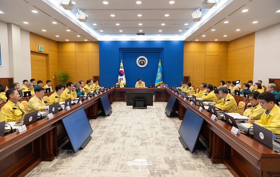 강훈식 대통령 비서실장이 3월 2일 청와대에서 주간업무회의를 주재하고 있다.