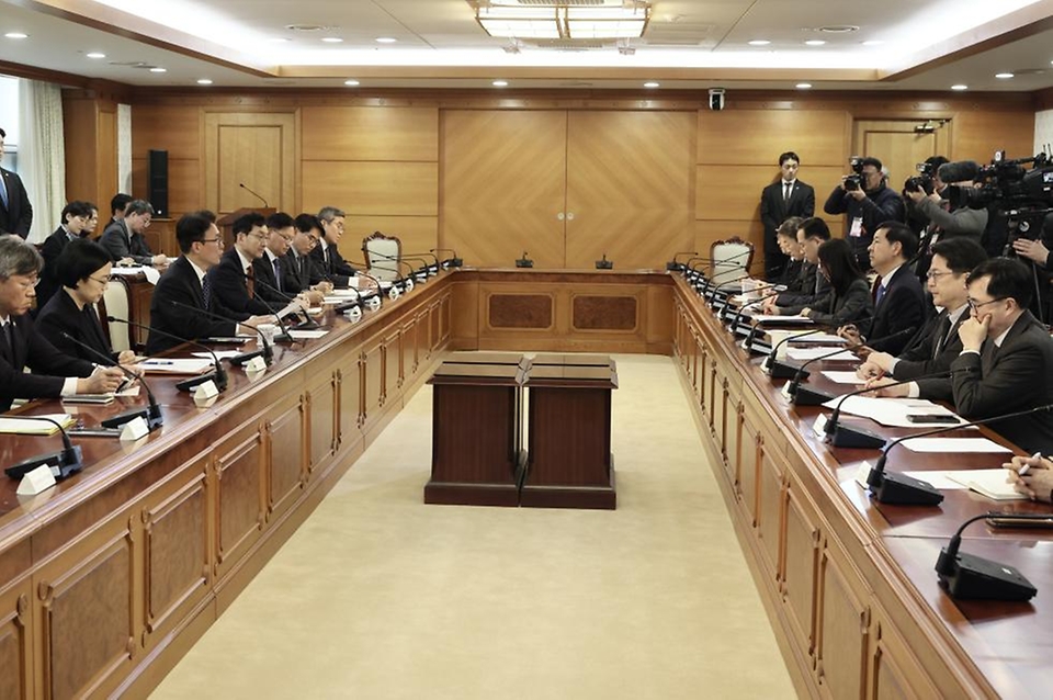 김민석 국무총리가 3일 세종대로 정부서울청사에서 열린 중동 상황 관계장관회의에서 모두발언을 하고 있다.