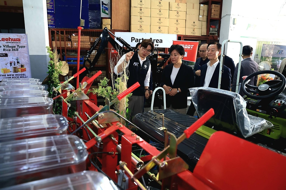 송미령 농림축산식품부 장관이 3월 3일(현지 시간) K-농기계를 필리핀에 널리 알리고 있는 FIT COREA와 K-Food 수입·유통 회사인 Common Ground 물류창고를 방문하고 있다.