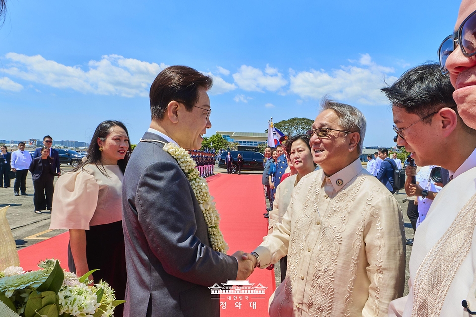 필리핀을 국빈방문한 이재명 대통령과 김혜경 여사가 3월 3일(현지 시간) 마닐라 빌라모어 군공항에서 환영객과 인사하고 있다.