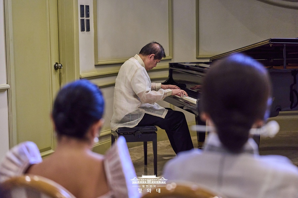 이재명 대통령과 필리핀을 국빈 방문 중인 김혜경 여사가 3월 3일(현지 시간) 마닐라 말라카냥궁 인근 영빈관에서 피아니스트 라울 수니코의 연주를 감상하고 있다.