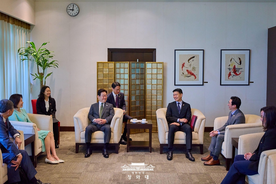 싱가포르 국빈 방문 일정을 마친 이재명 대통령과 김혜경 여사가 3일(현지 시간) 싱가포르 창이 국제공항에서 데이비드 네오 문화·공동체·청소년장관(영예수행장관)과 환담을 나누고 있다. 