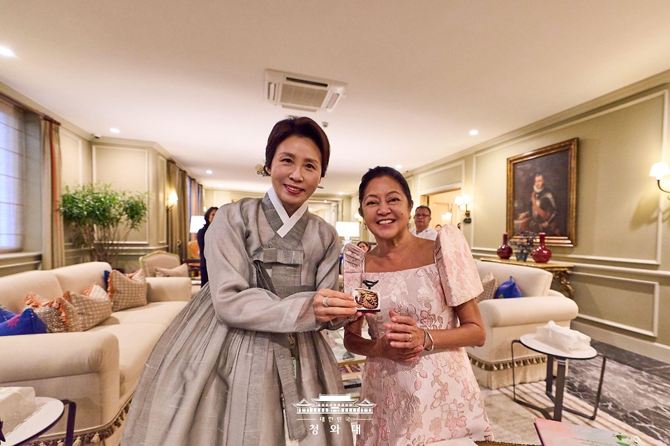 이재명 대통령과 필리핀을 국빈 방문 중인 김혜경 여사가 3월 3일(현지 시간) 마닐라 말라카냥궁 인근 영빈관에서 루이즈 아라네타 마르코스 여사와 친교일정을 하고 있다.