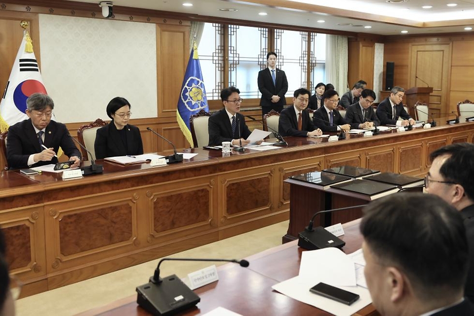 김민석 국무총리가 3일 세종대로 정부서울청사에서 열린 중동 상황 관계장관회의에서 모두발언을 하고 있다.