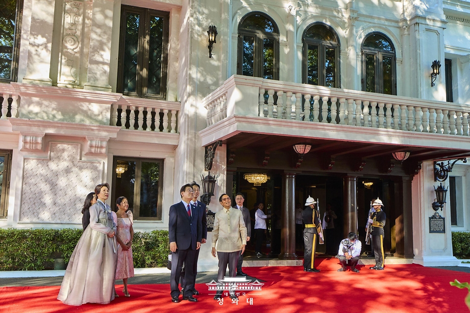 필리핀을 국빈 방문 중인 이재명 대통령과 김혜경 여사가 3월 3일(현지 시간) 마닐라 말라카냥 궁에서 열린 공식 환영식에서 페르디난드 마르코스 주니어 대통령, 부인 루이즈 아라네타 마르코스 여사의 환영을 받고 있다.