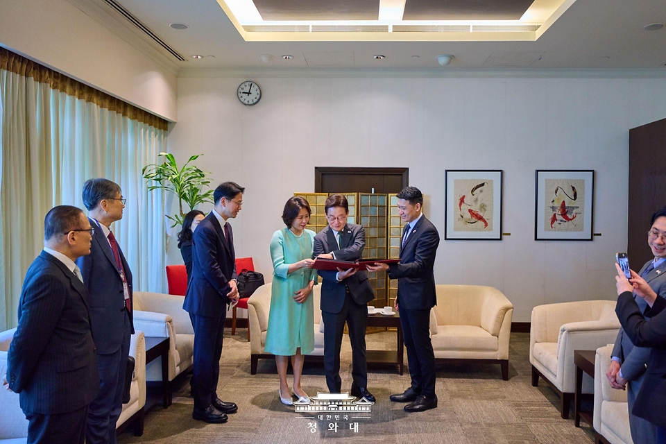 싱가포르 국빈 방문 일정을 마친 이재명 대통령과 김혜경 여사가 3일(현지 시간) 싱가포르 창이 국제공항에서 데이비드 네오 문화·공동체·청소년장관(영예수행장관)과 환담을 나누고 있다. 