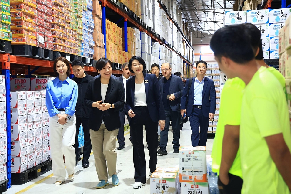 송미령 농림축산식품부 장관이 3월 3일(현지 시간) K-농기계를 필리핀에 널리 알리고 있는 FIT COREA와 K-Food 수입·유통 회사인 Common Ground 물류창고를 방문하고 있다.