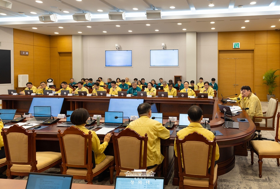 강훈식 대통령 비서실장이 3월 2일 청와대에서 주간업무회의를 주재하고 있다.
