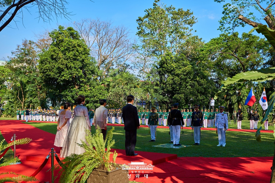 이재명 대통령과 김혜경 여사가 3월 3일(현지 시간) 필리핀 마닐라 말라카냥궁에서 열린 국빈방문 환영식에서 페르디난드 마르코스 주니어 대통령과 의장대를 사열하고 있다.