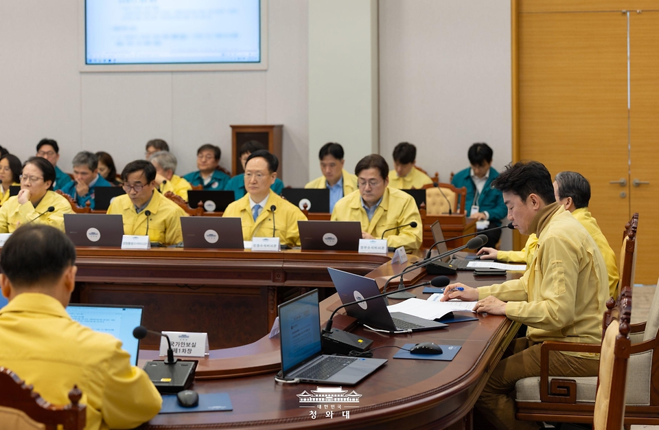 강훈식 대통령 비서실장이 3월 2일 청와대에서 주간업무회의를 주재하고 있다.