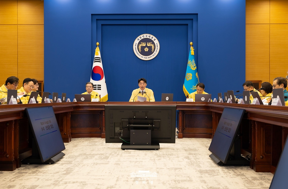 강훈식 대통령 비서실장이 3월 3일 청와대 여민관에서 수석보좌관회의에서 발언하고 있다.