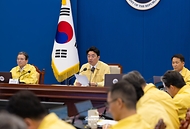 강훈식 대통령 비서실장이 3월 3일 청와대 여민관에서 수석보좌관회의를 주재하고 있다.