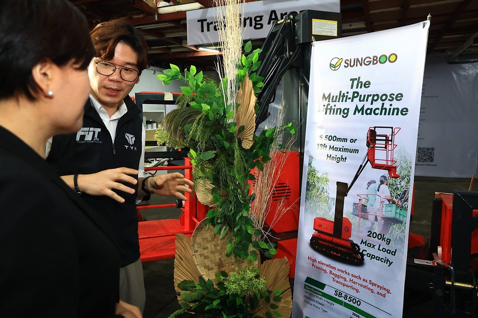 송미령 농림축산식품부 장관이 3월 3일(현지 시간) K-농기계를 필리핀에 널리 알리고 있는 FIT COREA와 K-Food 수입·유통 회사인 Common Ground 물류창고를 방문하고 있다.