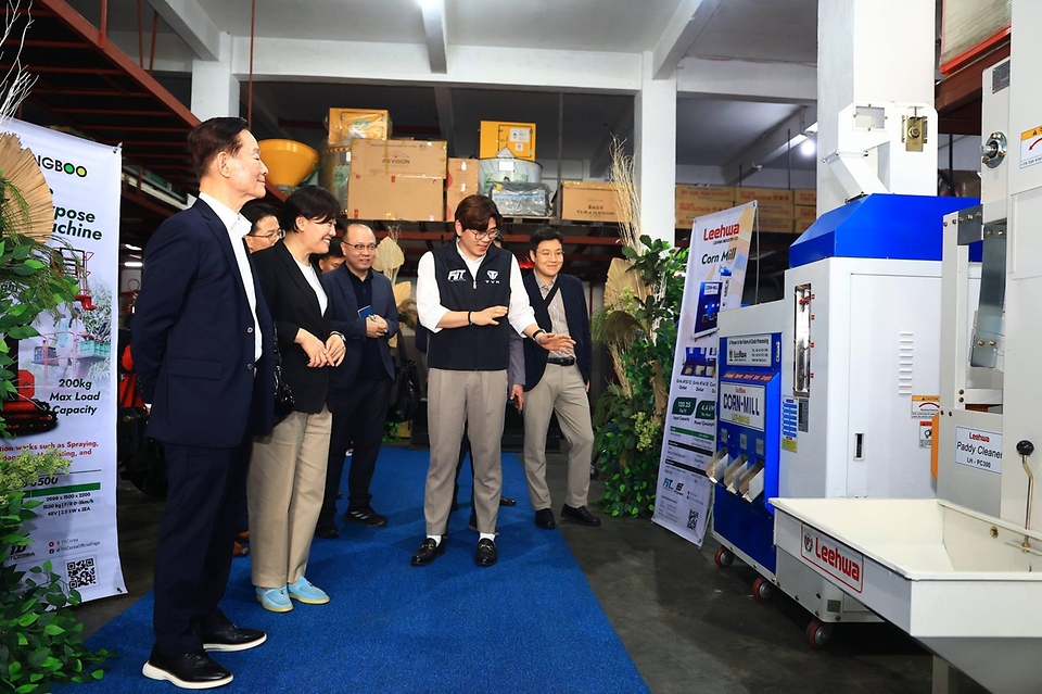 송미령 농림축산식품부 장관이 3월 3일(현지 시간) K-농기계를 필리핀에 널리 알리고 있는 FIT COREA와 K-Food 수입·유통 회사인 Common Ground 물류창고를 방문하고 있다.