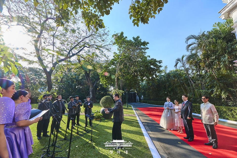 필리핀을 국빈 방문 중인 이재명 대통령과 김혜경 여사가 3월 3일(현지 시간) 마닐라 말라카냥 궁에서 열린 공식 환영식에서 페르디난드 마르코스 주니어 대통령, 부인 루이즈 아라네타 마르코스 여사의 환영을 받고 있다.