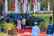 이재명 대통령과 김혜경 여사가 3월 3일(현지 시간) 필리핀 마닐라 말라카냥궁에서 열린 국빈방문 환영식에 입장하고 있다.