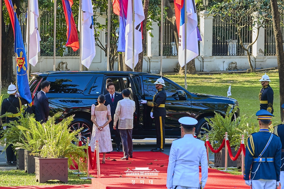 이재명 대통령과 김혜경 여사가 3월 3일(현지 시간) 필리핀 마닐라 말라카냥궁에서 열린 국빈방문 환영식에 입장하고 있다.