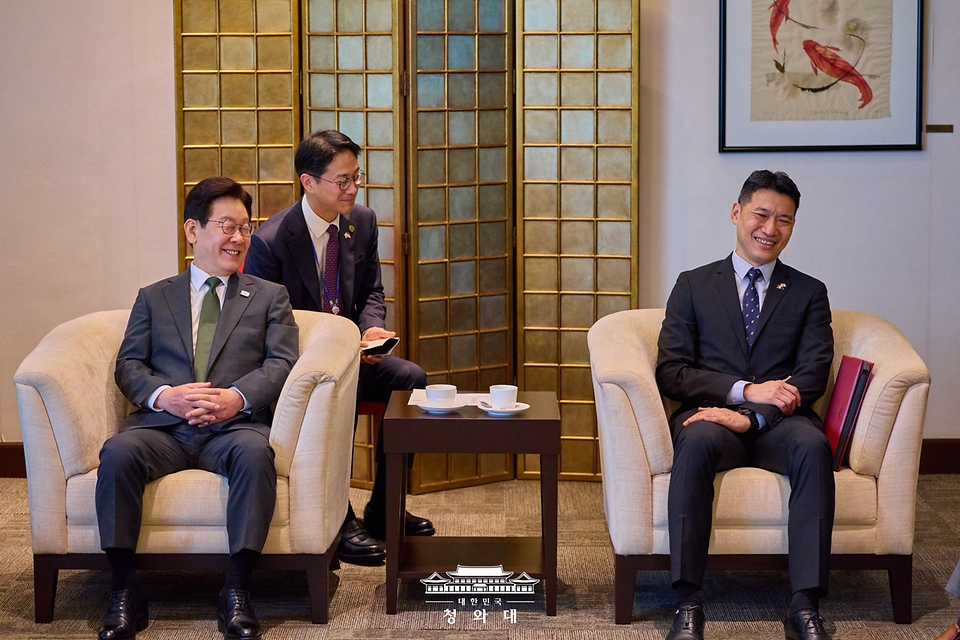 싱가포르 국빈 방문 일정을 마친 이재명 대통령이 3일(현지 시간) 싱가포르 창이 국제공항에서 데이비드 네오 문화·공동체·청소년장관(영예수행장관)과 환담을 나누고 있다. 