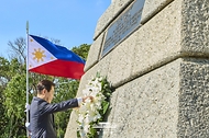 필리핀을 국빈방문한 이재명 대통령이 3월 3일(현지 시간) 마닐라 리잘 기념비에 헌화하고 있다. 