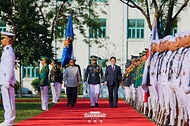 이재명 대통령이 3월 3일(현지 시간) 필리핀 마닐라 말라카냥궁에서 열린 국빈방문 환영식에서 페르디난드 마르코스 주니어 대통령과 의장대를 사열하고 있다.