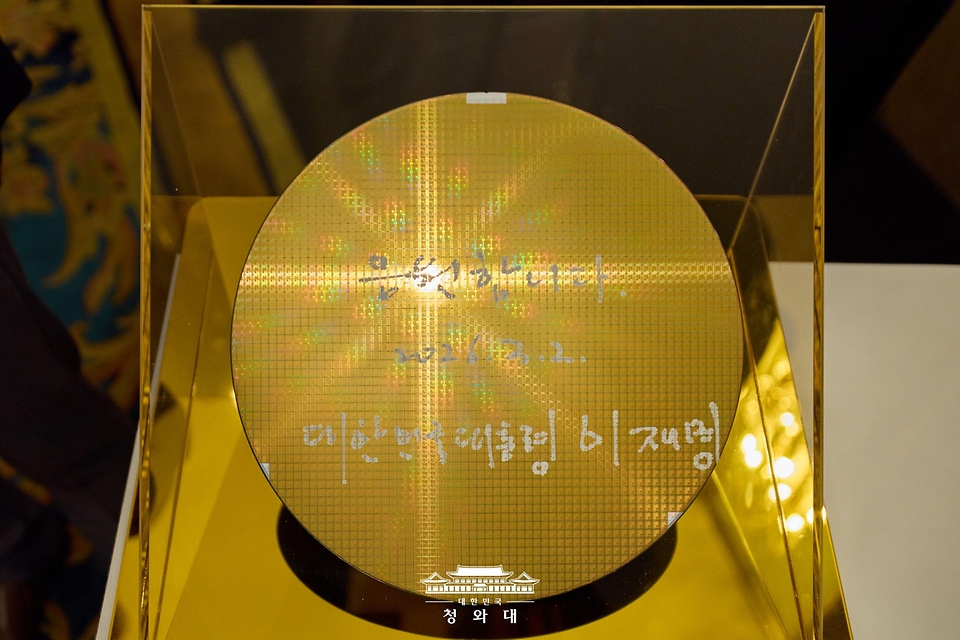 이재명 대통령이 3월 2일(현지 시간) 싱가포르의 한 호텔에서 열린 한-싱가포르 AI 커넥트 서밋이 끝난 뒤 한 전시업체가 준비한 웨이퍼에 남긴 서명.