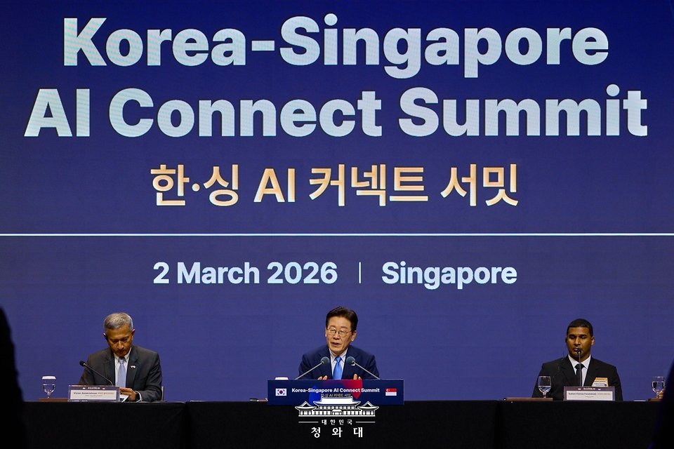 이재명 대통령이 3월 2일(현지 시간) 싱가포르의 한 호텔에서 열린 한-싱가포르 AI 커넥트 서밋에서 발언하고 있다.