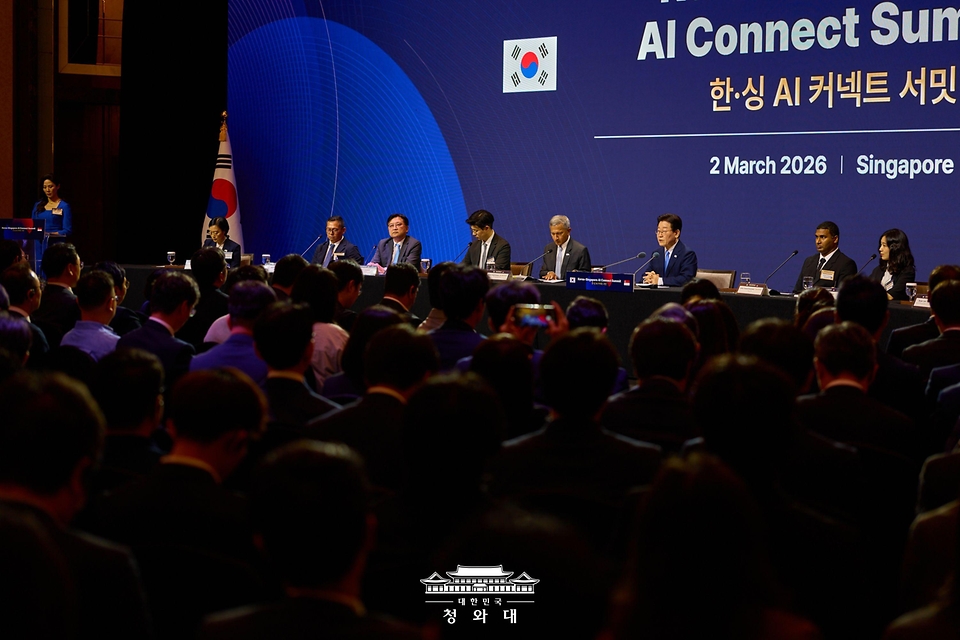 이재명 대통령이 3월 2일(현지 시간) 싱가포르의 한 호텔에서 열린 한-싱가포르 AI 커넥트 서밋에서 발언하고 있다,