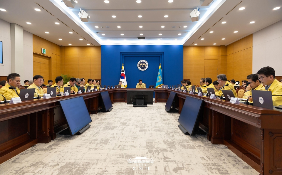 강훈식 대통령 비서실장이 3월 2일 청와대에서 주간업무회의를 주재하고 있다.