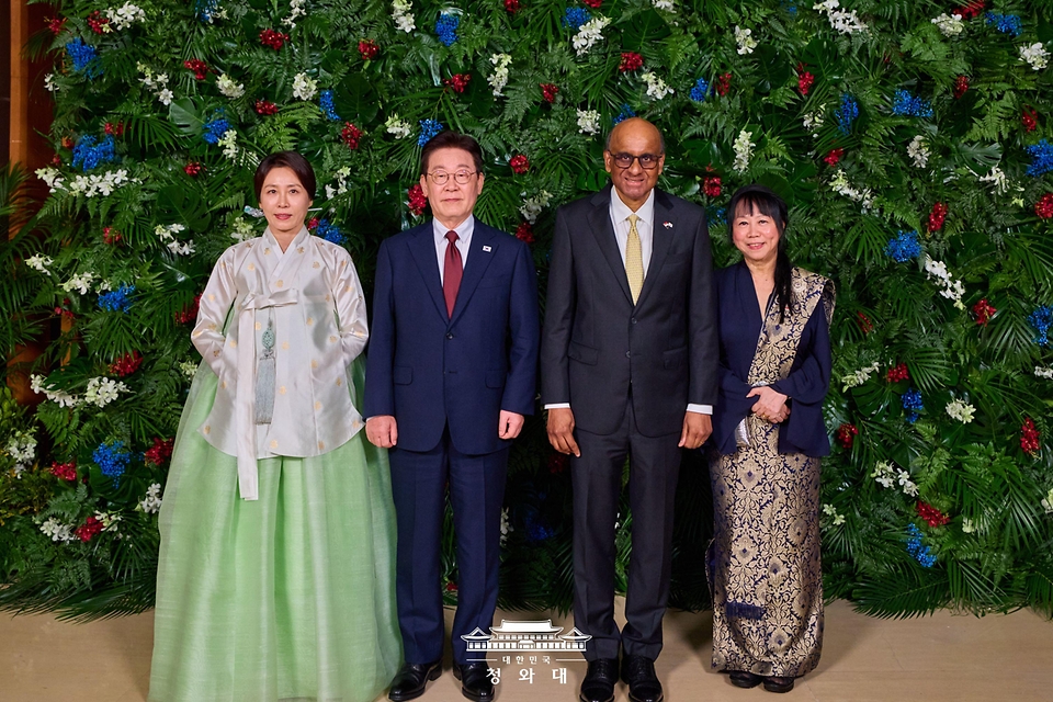 싱가포르를 국빈 방문 중인 이재명 대통령과 김혜경 여사가 3월 2일(현지 시간) 싱가포르 카펠라 호텔에서 열린 국빈만찬에서 타르만 샨무가라트남 대통령 부부와 기념촬영 하고 있다.