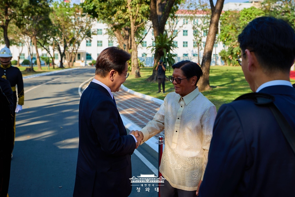 이재명 대통령이 3월 3일(현지 시간) 필리핀 마닐라 말라카냥궁에서 열린 국빈방문 환영식에서 페르디난드 마르코스 주니어 대통령과 악수하고 있다.