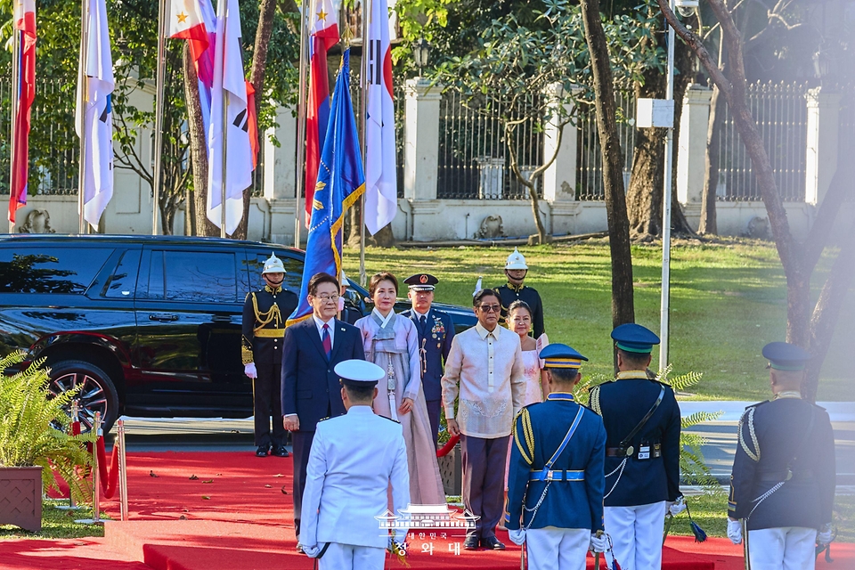 이재명 대통령과 김혜경 여사가 3월 3일(현지 시간) 필리핀 마닐라 말라카냥궁에서 열린 국빈방문 환영식에서 페르디난드 마르코스 주니어 대통령과 의장대를 사열하고 있다.