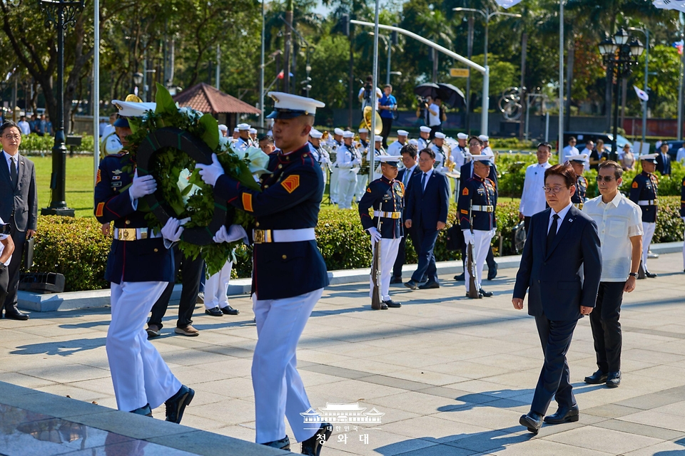 필리핀을 국빈방문한 이재명 대통령이 3월 3일(현지 시간) 마닐라 리잘 공원에서 기념비에 헌화하기 위해 이동하고 있다. 