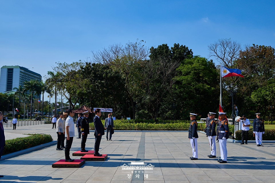 필리핀을 국빈방문한 이재명 대통령이 3월 3일(현지 시간) 마닐라 리잘 공원에 도착해 사열을 받고 있다. 
