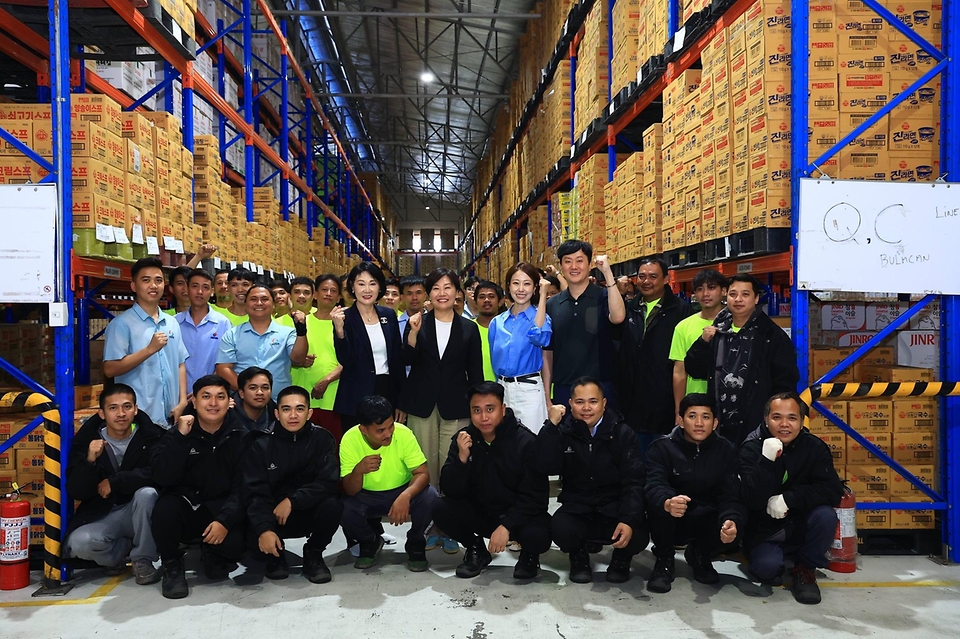 송미령 농림축산식품부 장관이 3월 3일(현지 시간) K-농기계를 필리핀에 널리 알리고 있는 FIT COREA와 K-Food 수입·유통 회사인 Common Ground 물류창고를 방문하고 있다.