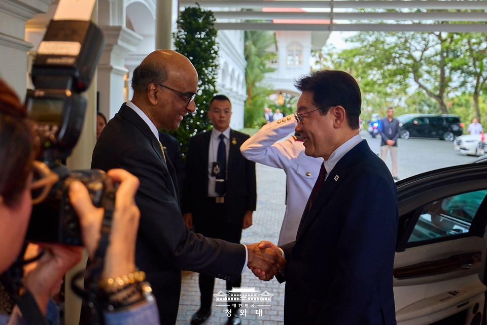 싱가포르를 국빈 방문 중인 이재명 대통령이 3월 2일(현지 시간) 싱가포르 카펠라 호텔에서 열린 국빈만찬에서 타르만 샨무가라트남 대통령과 악수를 하고 있다.
