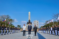 필리핀을 국빈방문한 이재명 대통령이 3월 3일(현지 시간) 마닐라에 위치한 필리핀의 대표적인 독립운동가인 호세 리잘 기념비를 방문하고 있다.