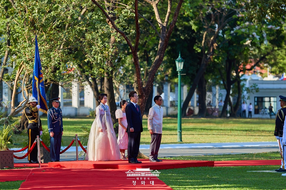 이재명 대통령과 김혜경 여사가 3월 3일(현지 시간) 필리핀 마닐라 말라카냥궁에서 열린 국빈방문 환영식에서 페르디난드 마르코스 주니어 대통령과 의장대를 사열하고 있다.