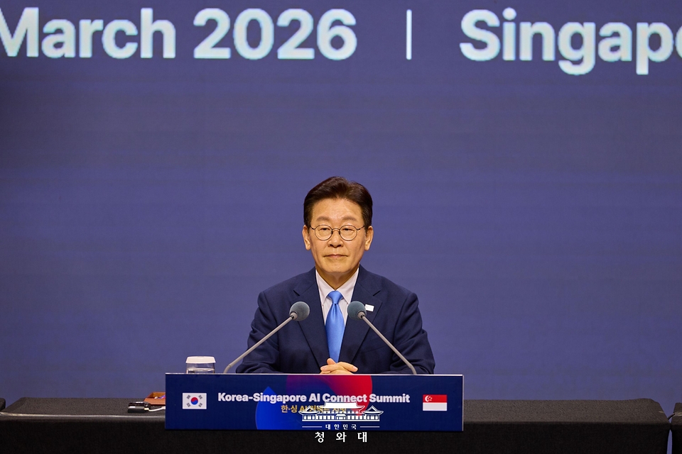 이재명 대통령이 3월 2일(현지 시간) 싱가포르의 한 호텔에서 열린 한-싱가포르 AI 커넥트 서밋에서 발언하고 있다.