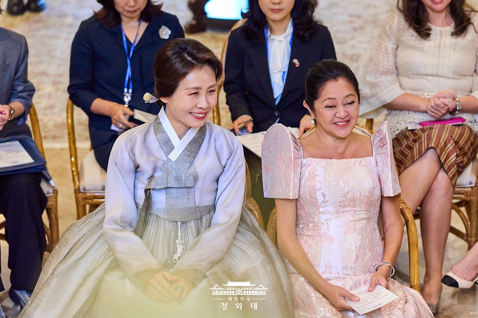 이재명 대통령과 필리핀을 국빈 방문 중인 김혜경 여사가 3월 3일(현지 시간) 마닐라 말라카냥궁 인근 영빈관에서 루이즈 아라네타 마르코스 여사와 피아니스트 라울 수니코의 공연을 보고 있다.