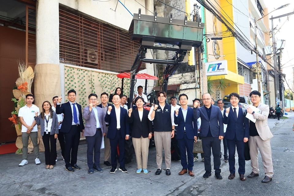 송미령 농림축산식품부 장관이 3월 3일(현지 시간) K-농기계를 필리핀에 널리 알리고 있는 FIT COREA와 K-Food 수입·유통 회사인 Common Ground 물류창고를 방문하고 있다.