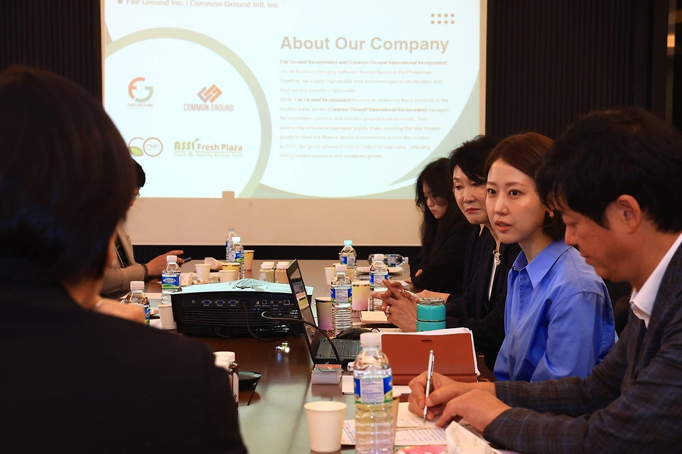 송미령 농림축산식품부 장관이 3월 3일(현지 시간) K-농기계를 필리핀에 널리 알리고 있는 FIT COREA와 K-Food 수입·유통 회사인 Common Ground 물류창고를 방문하고 있다.