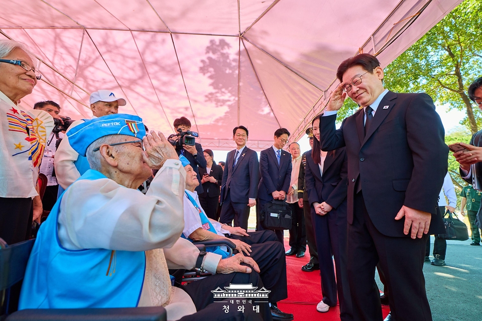 필리핀을 국빈방문 중인 이재명 대통령이 3월 4일(현지 시간) 마닐라 영웅묘지 한국전 참전 기념비를 방문해 헌화를 마친 뒤 참전용사에게 경례하고 있다.