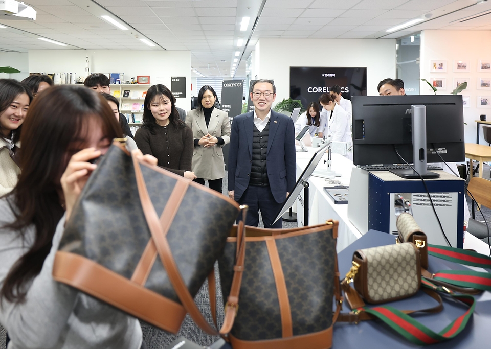 이명구 관세청장이 2월 27일 청년정책자문단과 함께 서울 서초구에 위치한 중고 거래 플랫폼 기업 '번개장터' 본사를 방문하고 있다. <br>
<br>
이번 방문은 민간 혁신기업의 조직문화를 직접 체험하고, 최근 급성장 중인 K-리 커머스(re-commerce)의 해외 진출 지원 및 위조 상품 차단 협력 방안을 모색하기 위해 추진됐다.