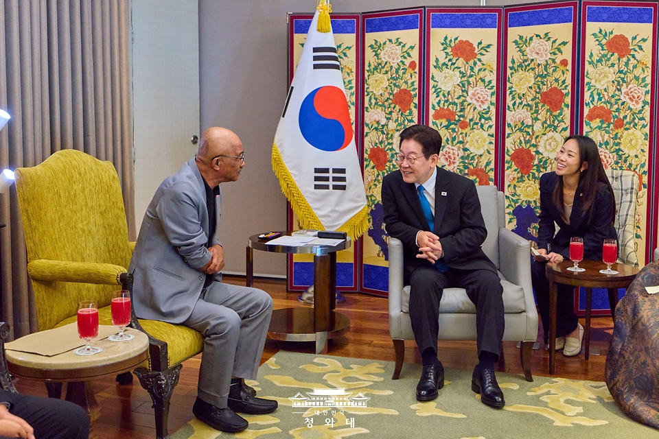 필리핀을 국빈방문한 이재명 대통령이 3월 4일(현지 시간) 필리핀 마닐라 PRS 접견실에서 인권 변호사 시절 인연을 맺은 필리핀 노동자 아리엘 갈락 씨를 접견하고 있다.