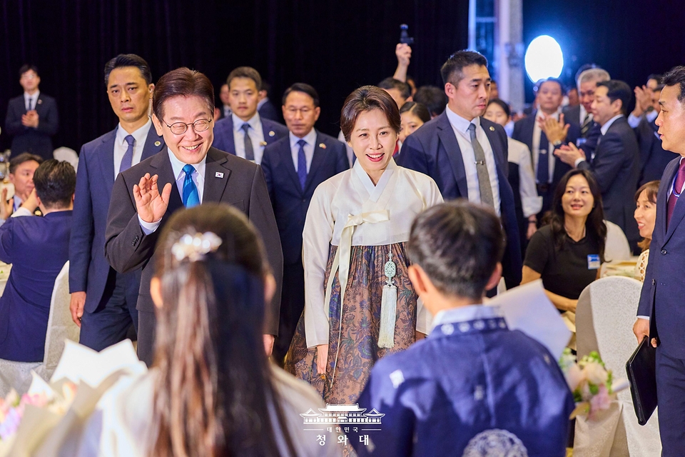 이재명 대통령과 김혜경 여사가 3월 4일(현지 시간) 필리핀 마닐라의 한 호텔에서 열린 동포 간담회에 입장하고 있다.