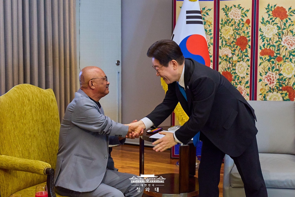 필리핀을 국빈방문한 이재명 대통령이 3월 4일(현지 시간) 필리핀 마닐라 PRS 접견실에서 인권 변호사 시절 인연을 맺은 필리핀 노동자 아리엘 갈락 씨와 악수하고 있다. 