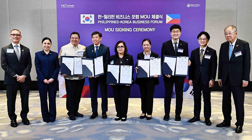 김정관 산업통상부 장관이 3월 4일(현지 시간) 필리핀 마닐라 콘래드 호텔에서 크리스티나 A. 로케(Cristina A. Roque) 필리핀 통상산업부 장관이 참석한 가운데 한-필리핀 비즈니스 포럼 계기에 원전·조선·소비재 등 7건의 업무협약 체결식을 진행하고 있다.