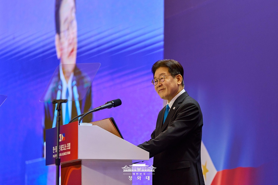 이재명 대통령이 3월 4일(현지 시간) 필리핀 마닐라 콘래드 호텔에서 열린 한-필리핀 비즈니스 포럼에서 발언하고 있다.