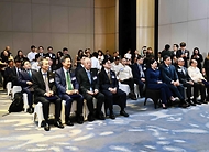 김정관 산업통상부 장관이 3월 4일(현지 시간) 필리핀 마닐라 콘래드 호텔에서 크리스티나 A. 로케(Cristina A. Roque) 필리핀 통상산업부 장관이 참석한 가운데 한-필리핀 비즈니스 포럼 계기에 원전·조선·소비재 등 7건의 업무협약 체결식을 진행하고 있다.